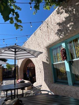 Adorable outdoor dog-friendly patio, friendly staff, & delicious bagels & coffee!