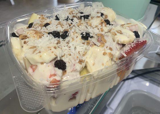 Biónico fruta con crema dulce, coco, granola and raisins.