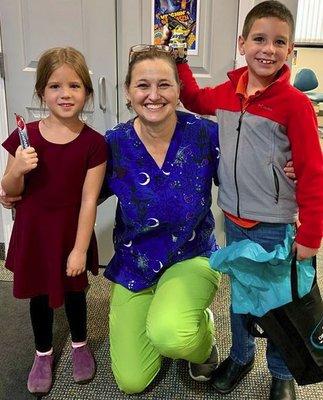 Love these bubbly little ones, Abigail & Jack! Smiles on their faces and candy in hand... not a bad Wednesday!! 😁#CataniaOrthodontics