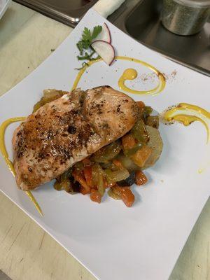 Salmón con papas confitadas y pixto de vegetales