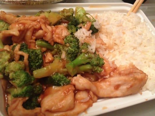 Chicken and broccoli dinner combo. Comes with an egg roll for $7.