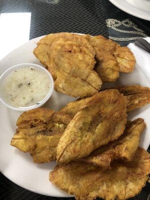 Tostones (fried plantain) with garlic