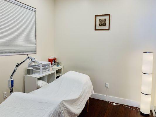 Spacious, wam and spotless treatment rooms provide sanctuary to promote relaxation and patient recovery.