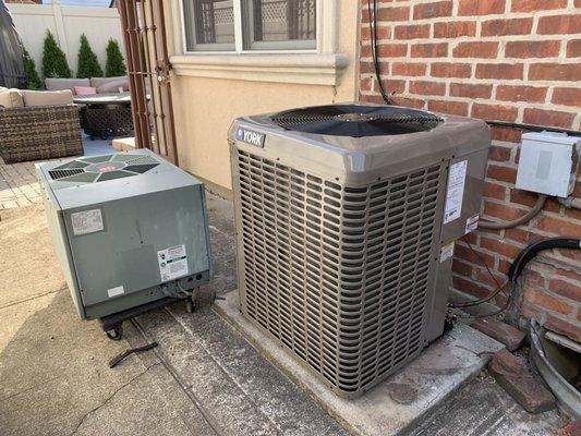 Outdoor condenser replaced from old R22 unit.
@Queens Village NY