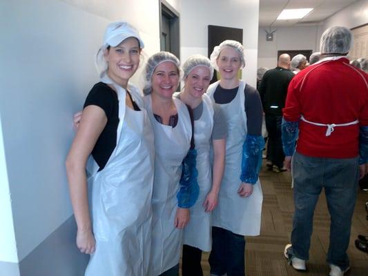 Junior League of Atlanta volunteers getting ready to pack meals!