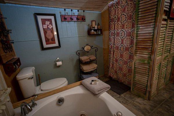 Barn Loft Jacuzzi and Shower