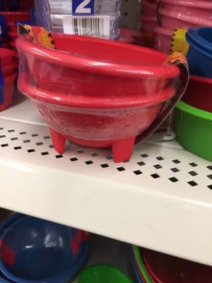 Red guacamole dip trays. Adorable !