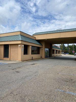 Entrance to motel lobby