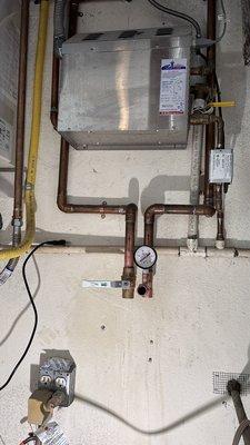 Perfect piping with a water pressure gauge.