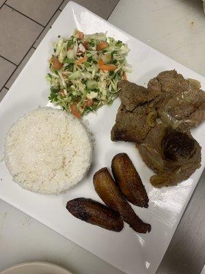 Carne Guisada Encebollada, Maduros, Ensalada y Arroz