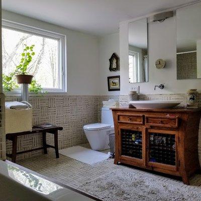 Main House:  Master bathroom