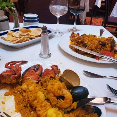 Seafood paella and chicken rice chorizo