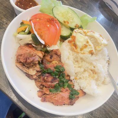 Grilled chicken rice plate with a fried egg