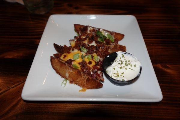 The potato skins were wedges of baked potato nice and crispy and served with sour cream, fresh bacon (not that jarred stuff) and scallions.