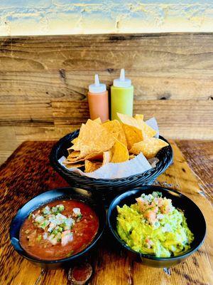 Guacamole salsa and chips