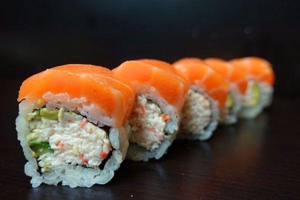 washington roll
salmon on top of california roll