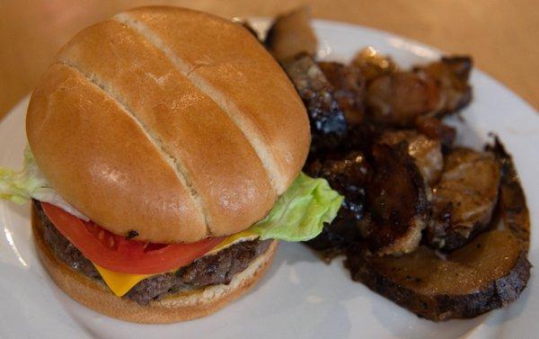 Cheeseburger with Fried Potatoes