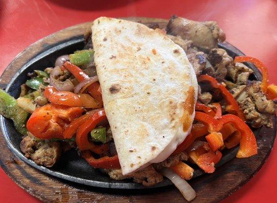 Sizzling chicken Fajitas de Pollo (chicken fajitas)