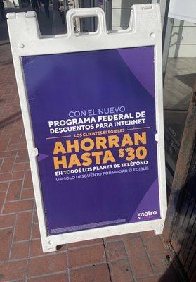 Sign out front en Español for the Free Federal Phone Program Available