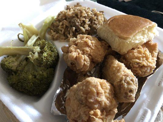 Fried chicken, steamed broccoli, dirty rice, and a soft roll