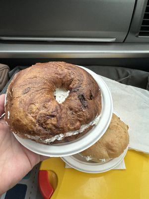 Cinnamon apple bagel with cream cheese. Really good !