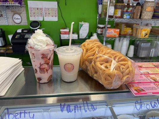 Fresas con crema de fresa (strawberries and strawberry cream left side) Horchata (middle) Chicharrones (right side)