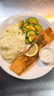 Salmon with abobrinha e mashed potatoes