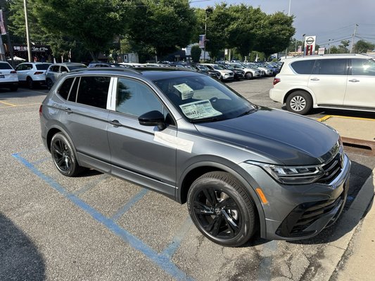 2024 Tiguan SE R-line Black in Platinum Gray Metallic