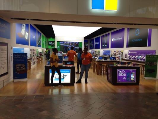 Empty store 10 minutes before Apple Watch, iPhone 6 and 6 Plus launch announcement