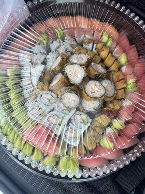 Large sushi tray choose : Birthday Roll, Red Dragon, California Roll, Dragon Roll, Tempura Bagel, Tuna sushi