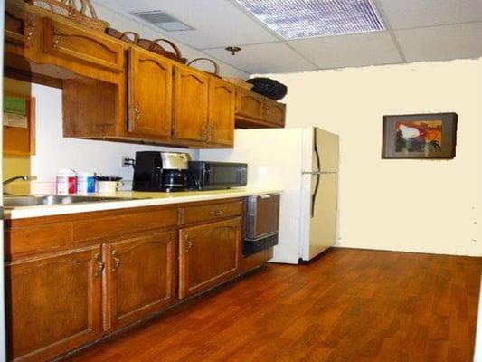 Fully-equipped kitchen with fresh ground bean coffee all day