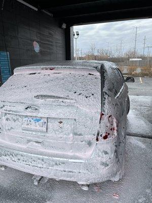 First the foam, then rinse for a perfectly clean car.