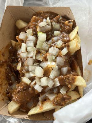 Chili fries with onion