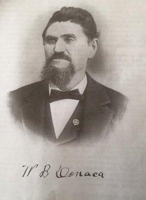 The Donaca House was built for W. B. Donaca, born 1838 in Missouri, and his wife Leona J. Donaca born in 1846 in the same state.