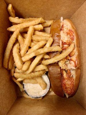 Lobster roll ($3 upcharge for fries)