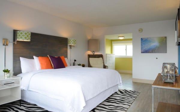 Hotel: Beach House Dewey  - Guestroom with 1 king bed, ensuite bathroom and flat screen TV