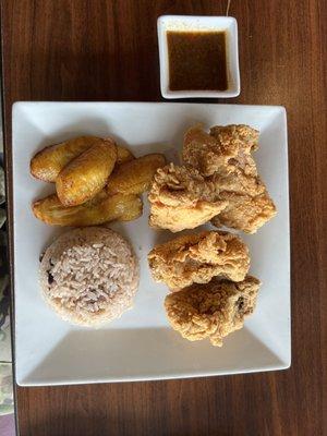 Fried chicken with rice and pea with plantains.