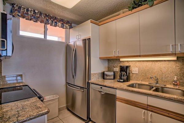 Unit 815 at The Mahana kitchen with granite counter tops and stainless steel appliances.