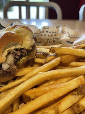 Single with pepper jack cheese, jalapeños, and onions with fries.