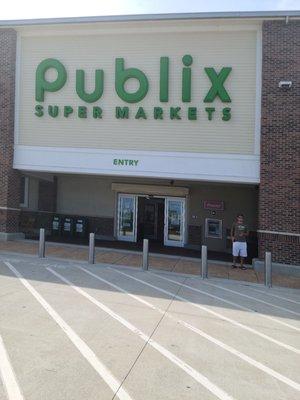 Front entrance of Publix