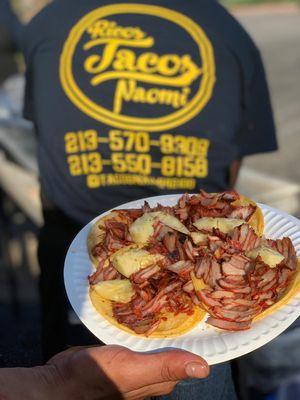 Mmmm delicious tacos al a pastor aquí en la reseda & Nordhoff