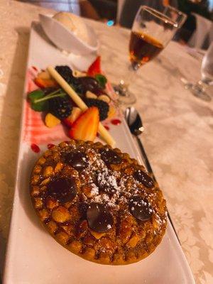 Island Harvest Macnut tart, fresh fruit with chocolate covered macnuts, and Tropical Dreams tahitian vanilla ice cream