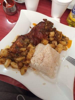 Cuye con papas y arroz blanco.  "Guinea pig with potatoes and white rice."