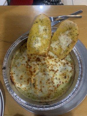 Cheese ravioli with garlic bread