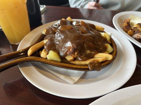 Small, regular poutine