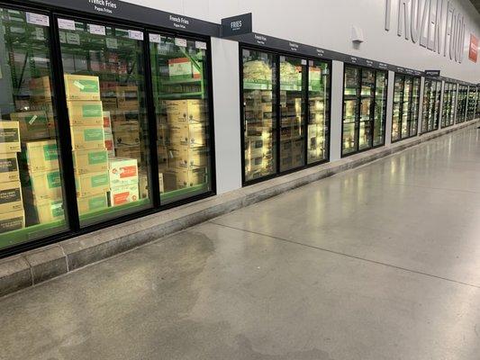 Wide and spotless aisles without pallets in the middle