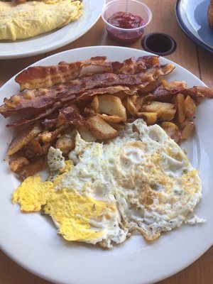 Bacon, Eggs, + Homefries Breakfast Platter