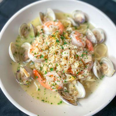 Linguini Con Vongole with white clam sauce and shrimp (Dinner Menu)