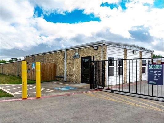 Beauty Image - Extra Space Storage at 816 Frame St, Denton, TX 76209