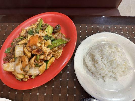 Beef, shrimp and chicken with mixed vegetables and brown sauce with white rice